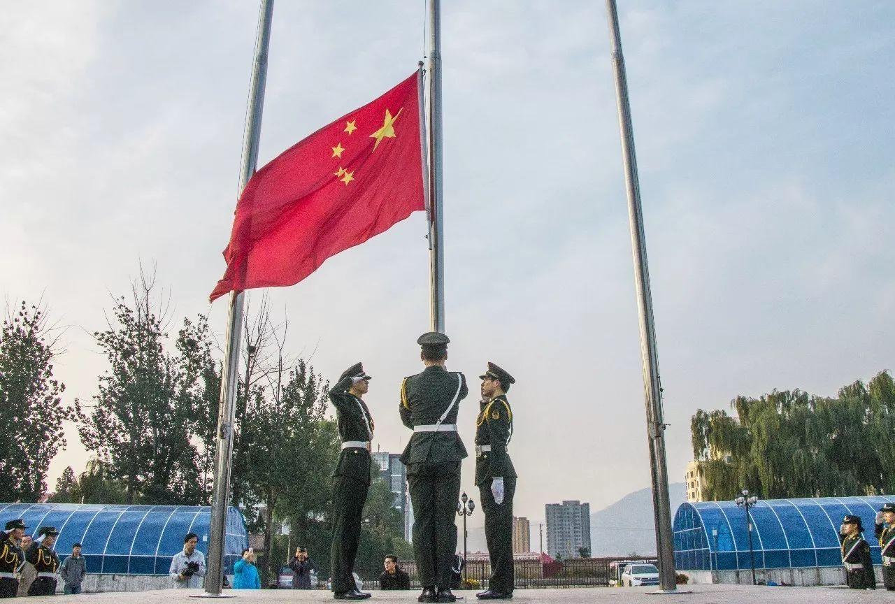 女生在拼多多上如何挑选百搭的耳钉和耳环？游戏画面